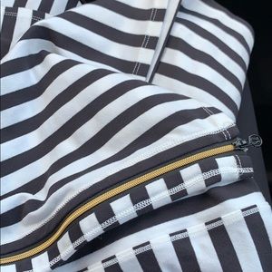 Striped lulu lemon vinyasa scarf with gold zipper